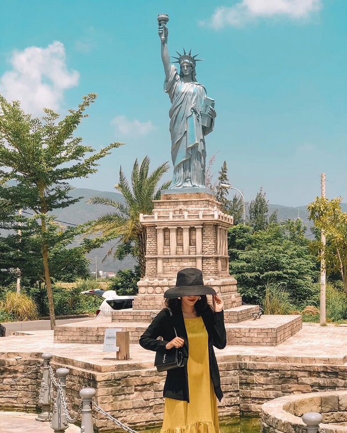 Tượng Nữ Thần Tự Do ở khu vui chơi công viên kỳ quan lại trái đất Đà Nẵng