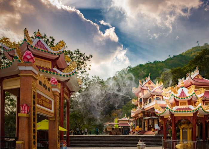 Những địa điểm du lịch tâm linh ở Tây Ninh - núi Bà Đen