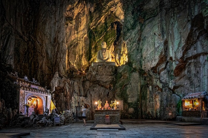 Moving to Huyen Khong Cave Da Nang