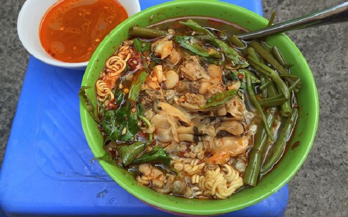  Xom Chieu market snack area - Di Lan snail noodles