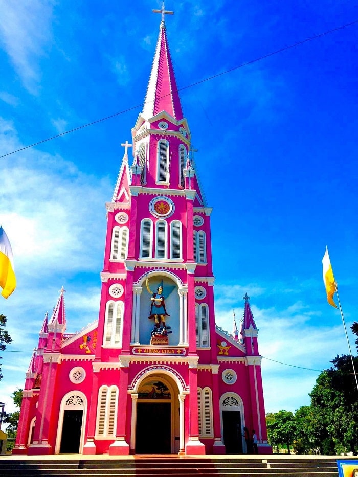 Kiến trúc nhà thờ màu hồng ở Nghệ An