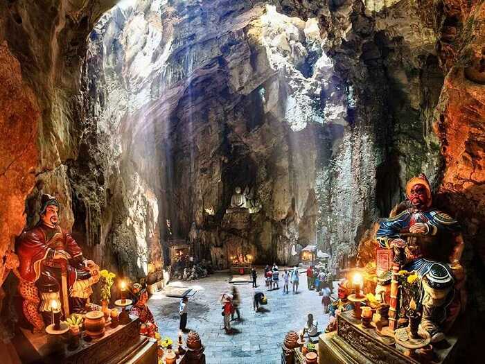 Visiting the inside of Huyen Khong Cave in Da Nang