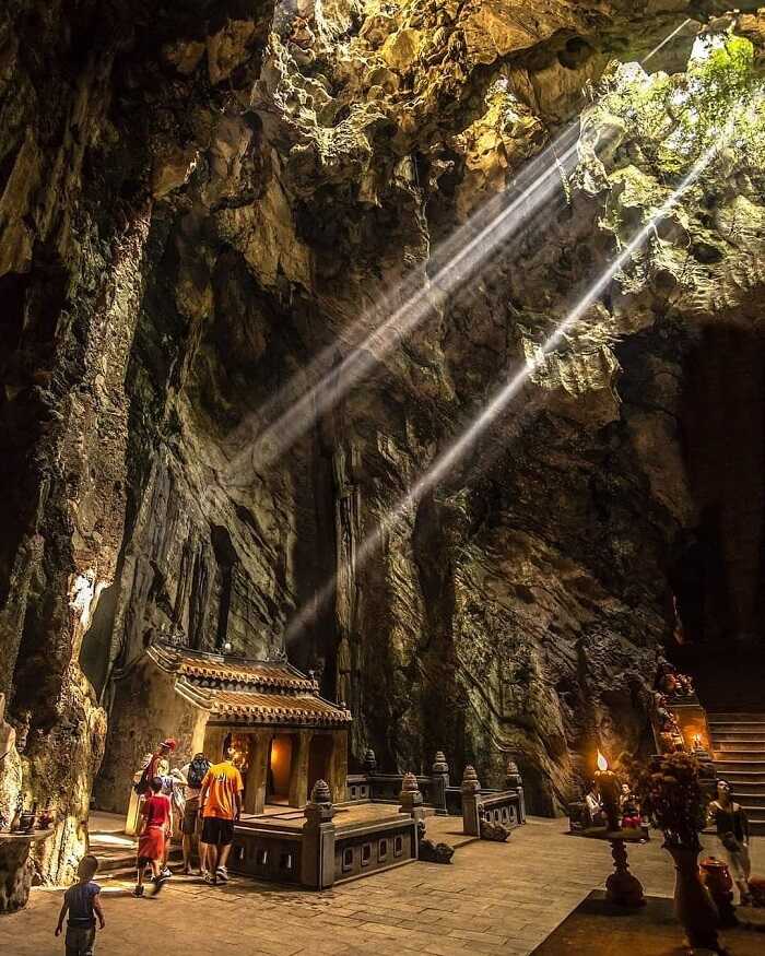 Visiting the inside of Huyen Khong Cave in Da Nang