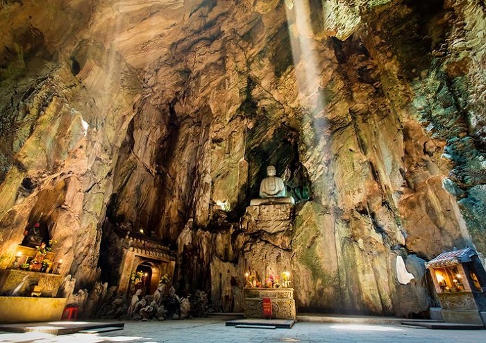 Shakyamuni Buddha statue inside Huyen Khong cave Da Nang