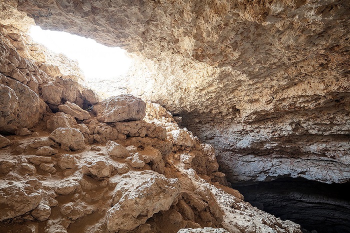 Không có bậc thang nào đi xuống hố, nhưng mặt đất đủ ổn định để đi xuống hang động trên sa mạc Qatar