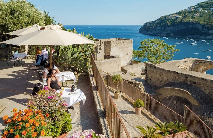 Nhà hàng trong lâu đài CAragon - du lịch đảo Ischia nước Ý