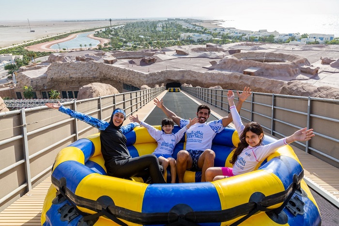 Đường đua trong công viên Desert Falls Water & Adventure Park - công viên nước lớn nhất Qatar