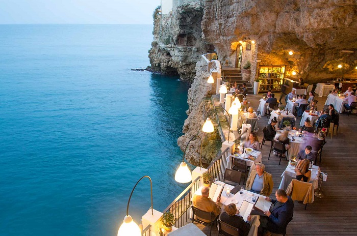 Nhà hàng Grotta Palazzese nằm trên một hang động nhìn ra biển - nhà hàng độc đáo nhất thế giới
