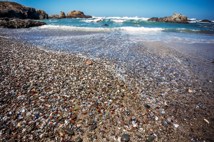 bãi biển thủy tinh California là địa điểm tham quan nổi tiếng và không được phép mang thủy tinh khỏi nơi này
