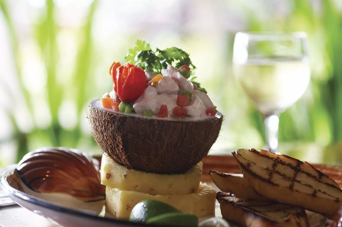 Món Kokoda nổi tiếng thường được phục vụ trong một chiếc gáo dừa. món ăn đảo Fiji