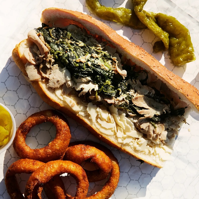Món bánh sanwich ở John's Roast Pork - trải nghiệm du lịch Philadelphia