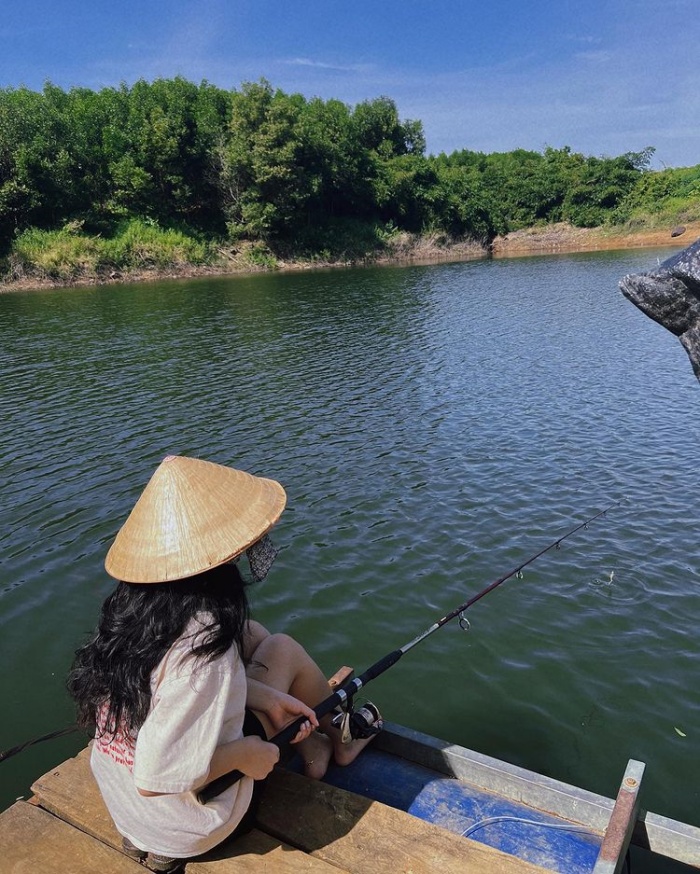 Đến hồ thuỷ điện Sông Hinh câu cá là trải nghiệm hấp dẫn khi đến hồ 