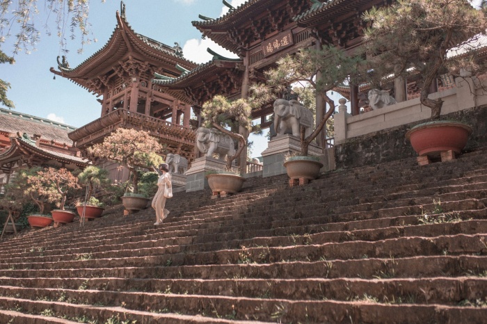 góc sống ảo ở chùa Minh Thành tam quan