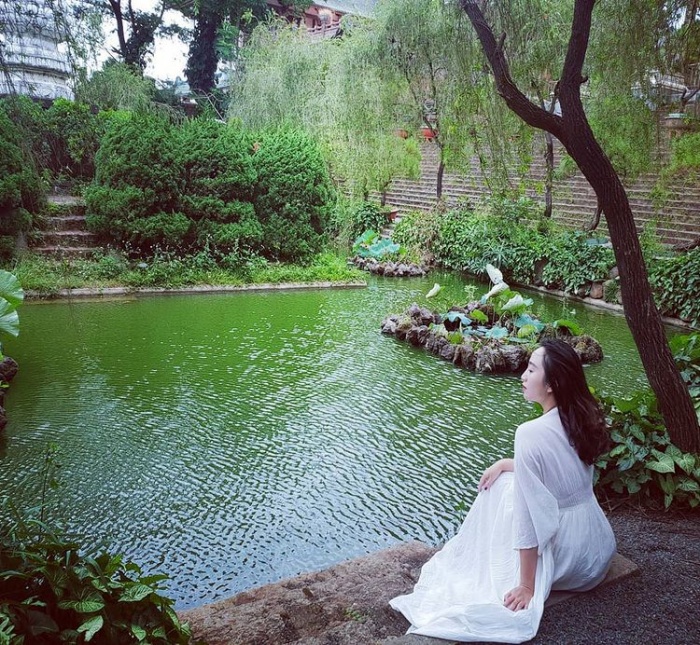 góc sống ảo ở chùa Minh Thành hồ liên trì 