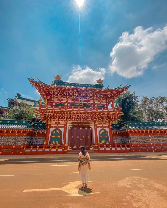 góc sống ảo ở chùa Minh Thành cổng sau 