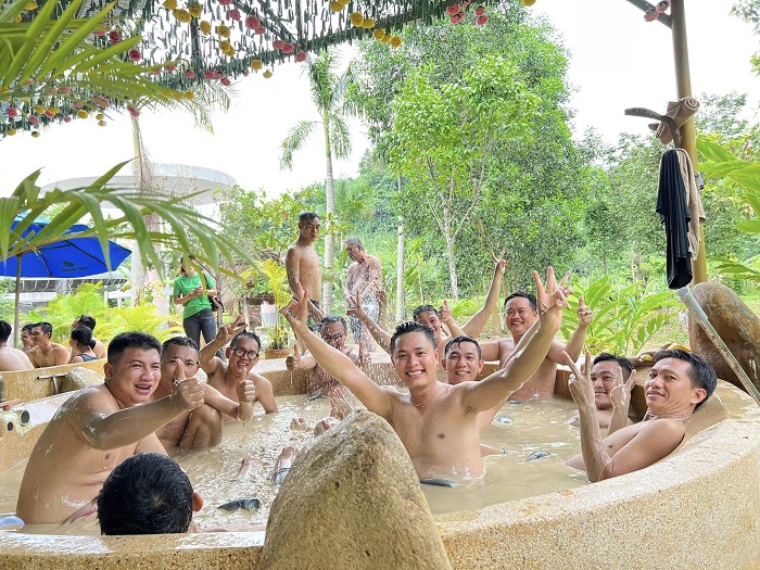 Yang Bay là địa điểm tắm bùn ở Việt Nam khá nổi tiếng