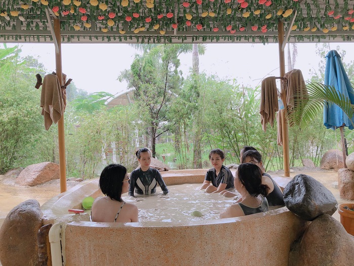 Yang Bay là địa điểm tắm bùn ở Việt Nam khá nổi tiếng