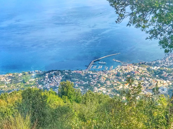 Nhìn từ trên đỉnh núi xuống bờ biển Ischia - du lịch đảo Ischia nước Ý