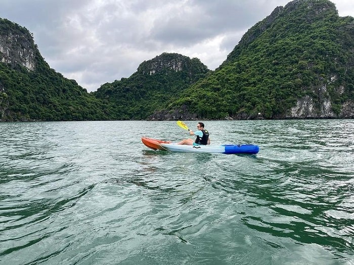 Cat Ba tourism in October - kayaking