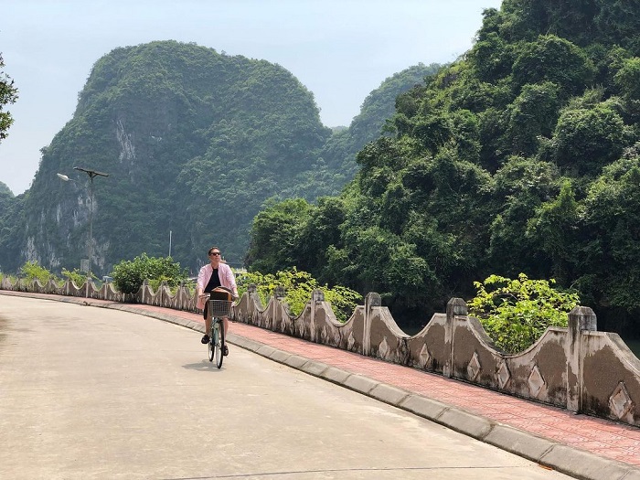 Cat Ba tourism in October - bicycle