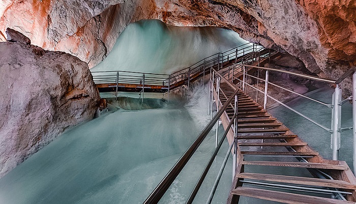 Tham quan hang động Eisriesenwelt Áo