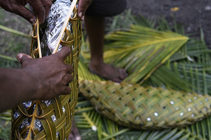 Chuẩn bị cho quá trình nấu Lovo món ăn đảo Fiji