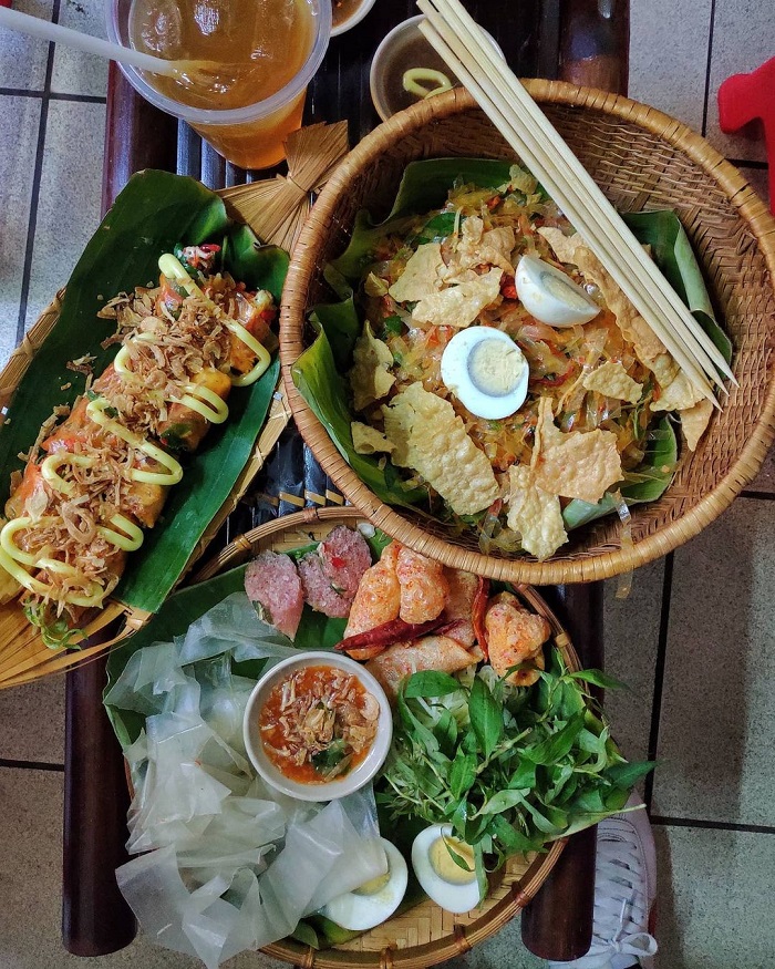 Bánh tráng trộn là món ăn đường phố Việt Nam tuyệt ngon