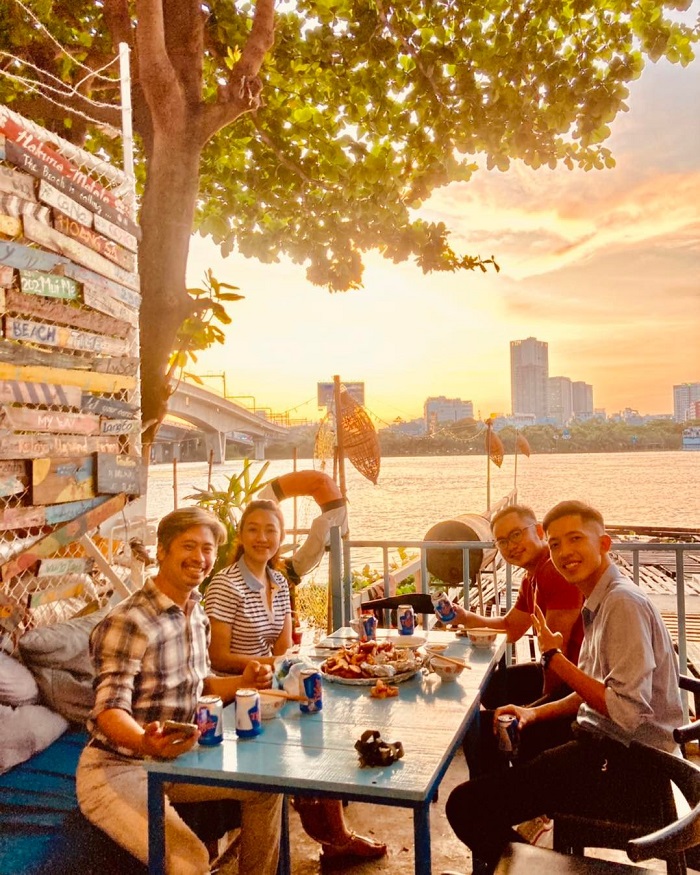 Chill Deck Coffee là quán cafe view sông Sài Gòn cực lãng mạn