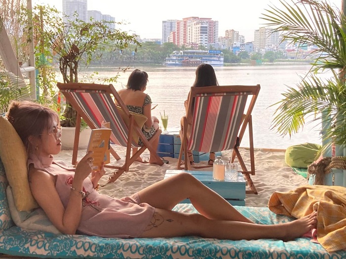 Chill Deck Coffee là quán cafe view sông Sài Gòn cực lãng mạn