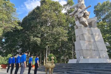 Tham quan tượng đài chiến thắng Bàu Bàng Bình Dương