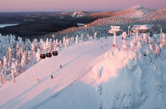 Các thang máy đưa khách lên đỉnh trượt tuyết - Du lịch Kuusamo
