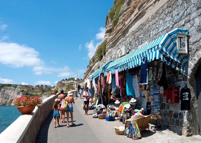 Mùa hè thường đông khách du lịch ở Ischia - Hướng dẫn du lịch đảo Ischia nước Ý