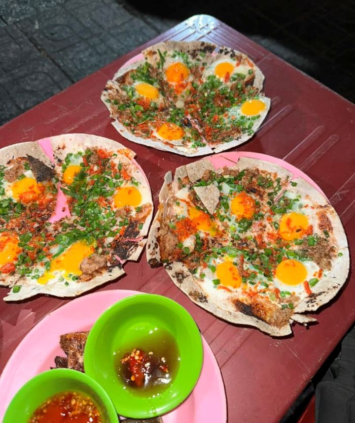 Ẩm thực khu Tháp Bà Nha Trang Bánh tráng trứng cút bờ kè Cù Huân
