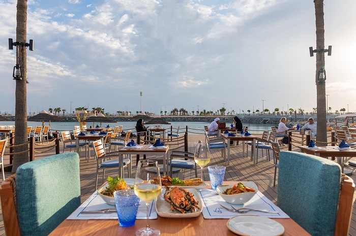 Vị trí ngồi bên ngoài trời của Fishmarket - nhà hàng tốt nhất ở Abu Dhabi