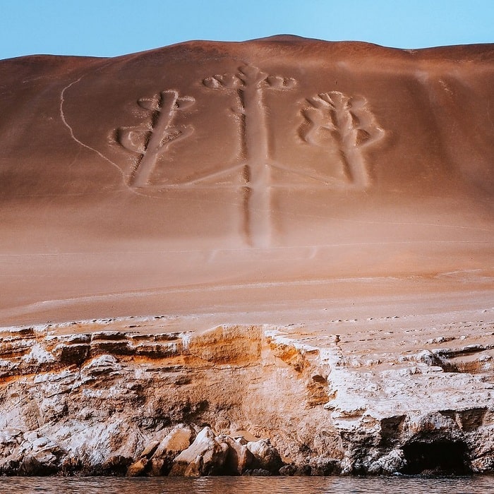 Tham quan Candelabro là hoạt động thú vị ở quần đảo Ballestas Peru 