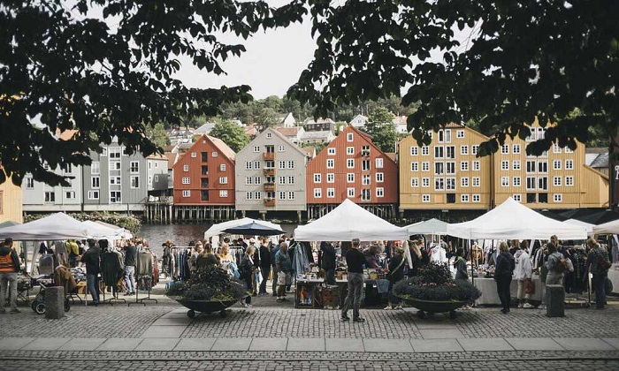 Chợ ngoài trời Bryggerekka Bruktmarked - du lịch Trondheim
