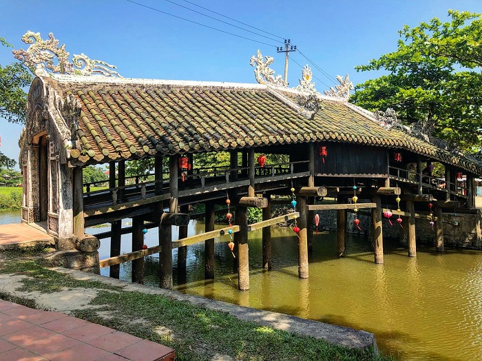 Cầu ngói Thanh Toàn là cầu ngói cổ ở Việt Nam nằm ở Huế