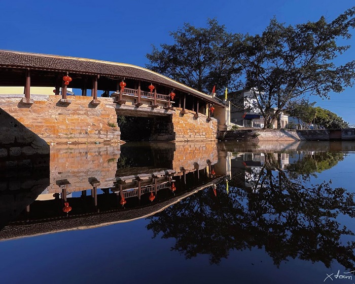 Cầu ngói Chợ Thượng là cầu ngói cổ ở Việt Nam có kiến trúc đẹp