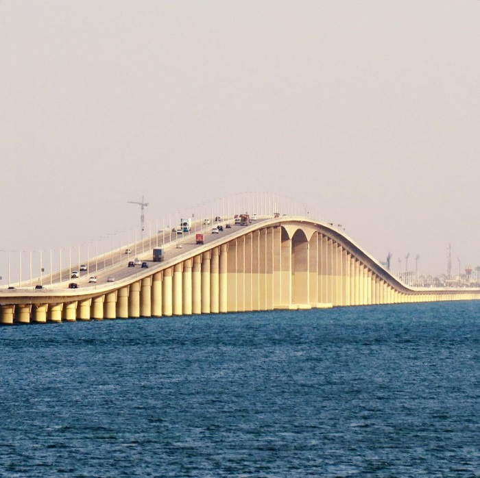 King Fahd Causeway là một trong những cây cầu vượt biển dài nhất thế giới có ý nghĩa về giao thông, chính trị