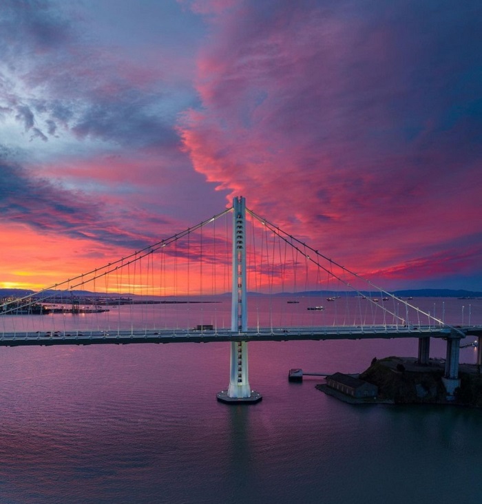 Cầu qua vịnh San Francisco – Oakland là một trong những cây cầu vượt biển dài nhất thế giới với 12 làn đường