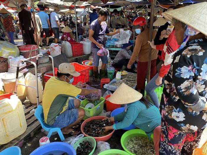 chợ Bến Đá Vũng Tàu thu hút du khách mua sắm
