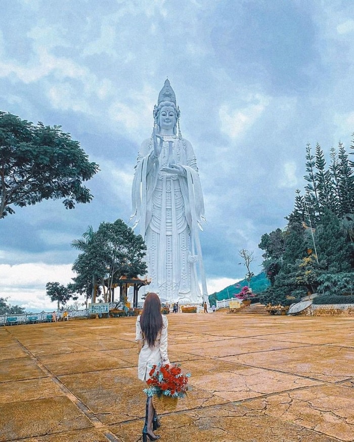 Chùa Linh Ẩn là ngôi chùa nổi tiếng linh thiêng ở Lâm Đồng ngoài chùa Tổ đình sắc tứ Giác Nguyên Tự