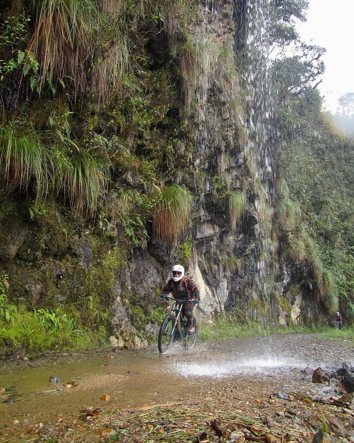 Đạp xe ở con đường Yungas Bolivia