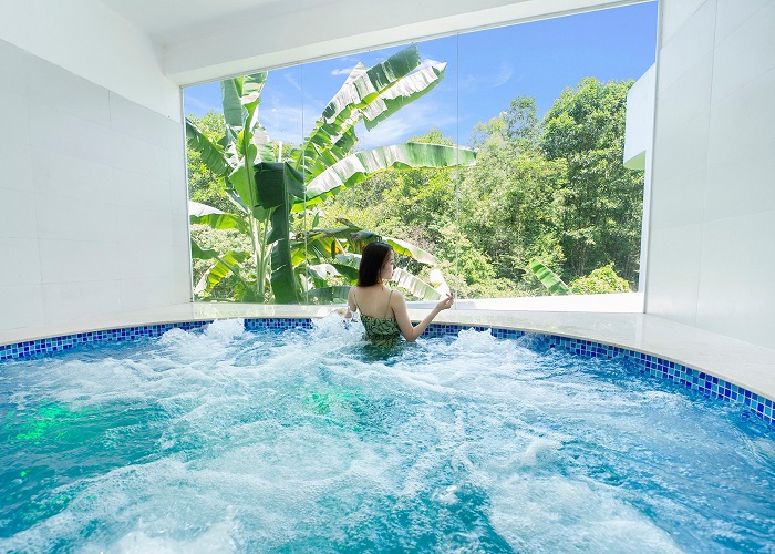 Đồi Cỏ Thơm Resort Hòa Bình có hồ bơi trong nhà và ngoài trời