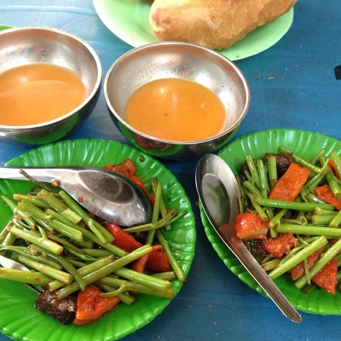 Explore Ba Chieu market to eat Pha Lau