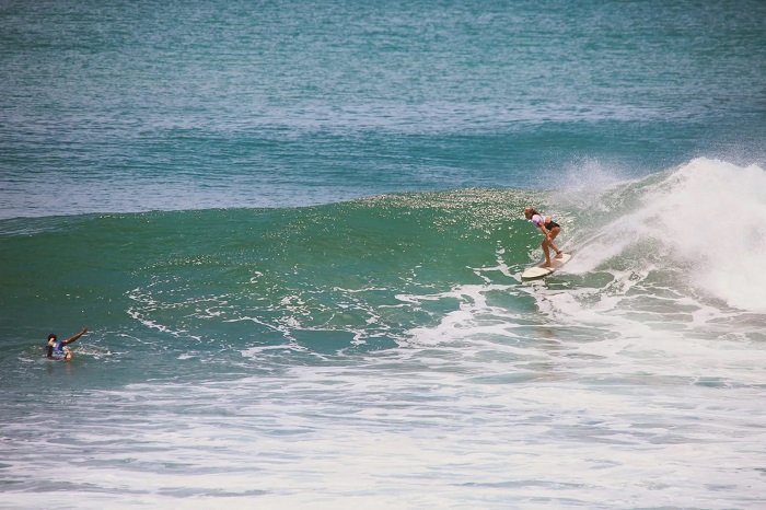 Lướt sóng là hoạt động thú vị ở bãi biển Costeno Colombia