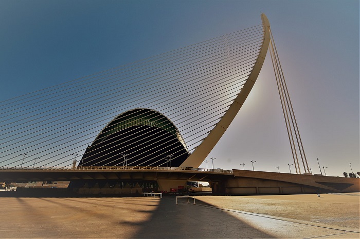 Cây cầu hình đàn hạc tuyệt đẹp của Valencia - thành phố Ciudad de las Artes