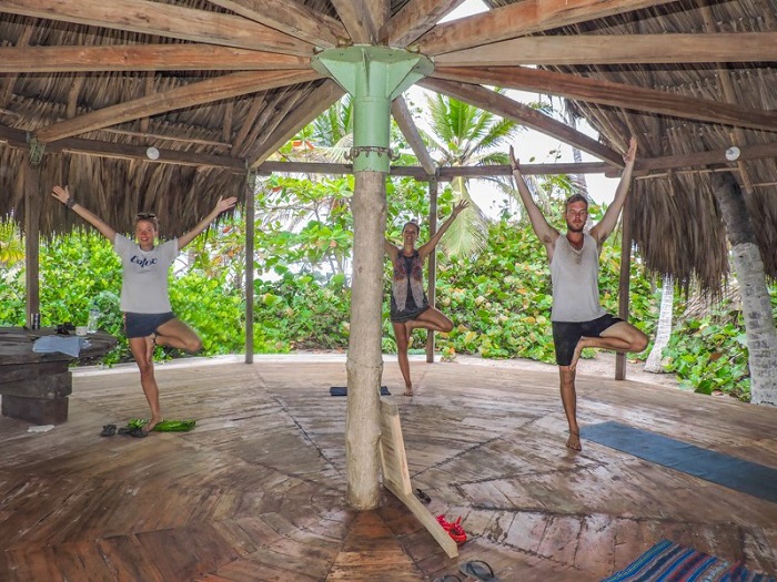 Tập yoga là hoạt động thú vị ở bãi biển Costeno Colombia