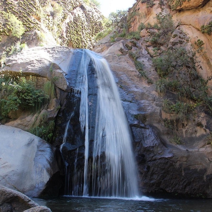 Đi bộ qua thác Rio Colorado là hoạt động thú vị ở thị trấn Cafayate Argentina