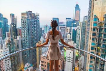 ‘Mỏi cổ’ chiêm ngưỡng những tòa nhà chọc trời nổi tiếng ở Hồng Kông